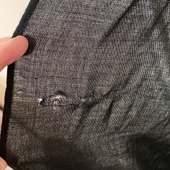 Black woven scarf with tassels - Picture 3 of 5